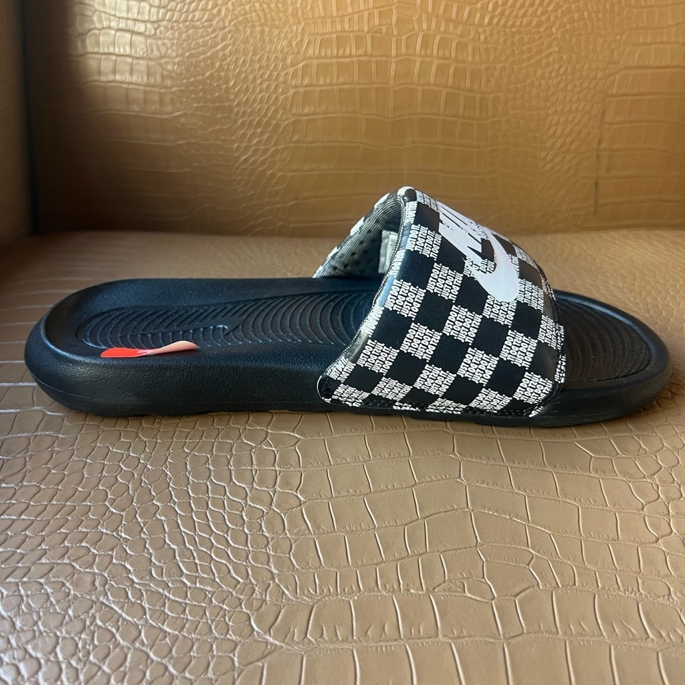 Nike Victori One Black And White Print Mens Slide Slipper Shoe Size 8 - Picture 4 of 7